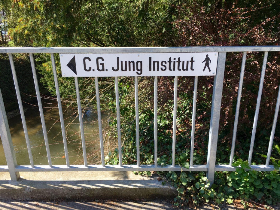Path marker to Jungian Institute