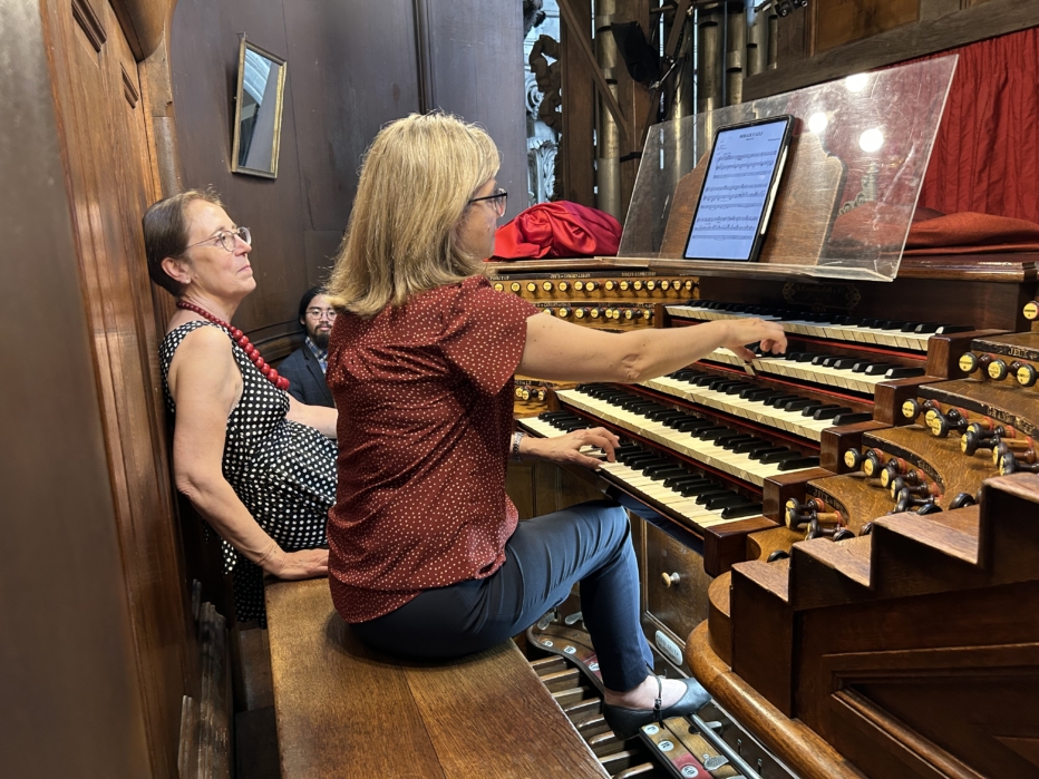 Wendy Johnston playing organ of St. Sulpice